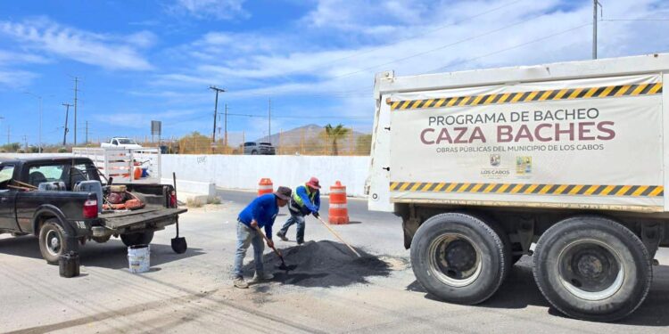 “Caza Baches” atiende vialidades en San Bernabé, Chamizal y acceso al Aeropuerto Internacional de Los Cabos