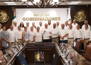 Recibe Gobierno del Estado pliego petitorio del magisterio sudcaliforniano; incluye temas laborales y salariales