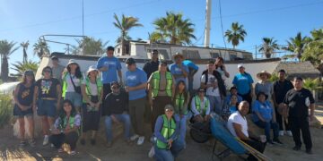 La Playa Centro Comunitario encabeza campaña de limpieza en el Día de la Madre Tierra