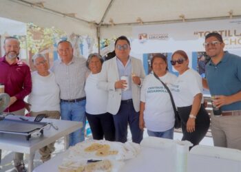 Entrega Ayuntamiento de Los Cabos 135 constancias a personas que concluyeron talleres en Centros de Desarrollo Comunitario