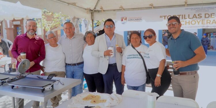 Entrega Ayuntamiento de Los Cabos 135 constancias a personas que concluyeron talleres en Centros de Desarrollo Comunitario