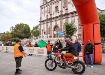 Alcaldesa Edith Aguilar Encabeza Banderazo de Salida de la Carrera NORRA 2026 en San Ignacio