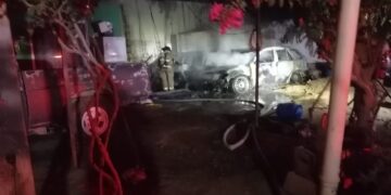 Quemazón en Cabo San Lucas; Fuego “Devora” casa y 2 Carros