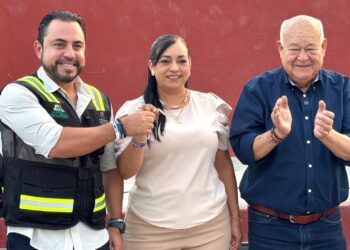 Entregan ambulancia, camión cisterna y apoyos a familias de El Campamento, en Santiago
