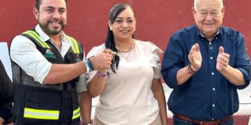 Entregan ambulancia, camión cisterna y apoyos a familias de El Campamento, en Santiago