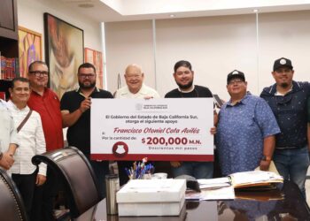 Entrega Gobernador apoyo económico a cooperativa turística de La Paz