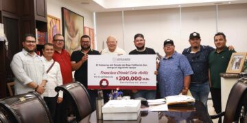 Entrega Gobernador apoyo económico a cooperativa turística de La Paz