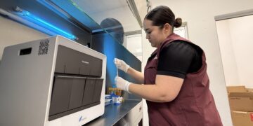 Opera salud estatal equipo tecnológico de punta para procesar pruebas de VHC
