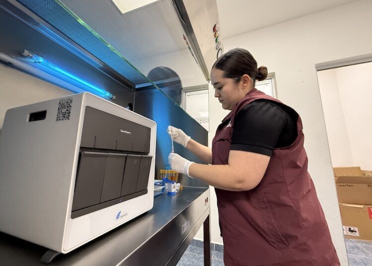 Opera salud estatal equipo tecnológico de punta para procesar pruebas de VHC