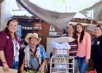 Entrega DIF Los Cabos apoyos asistenciales a adulto mayor en Cabo San Lucas