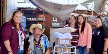 Entrega DIF Los Cabos apoyos asistenciales a adulto mayor en Cabo San Lucas
