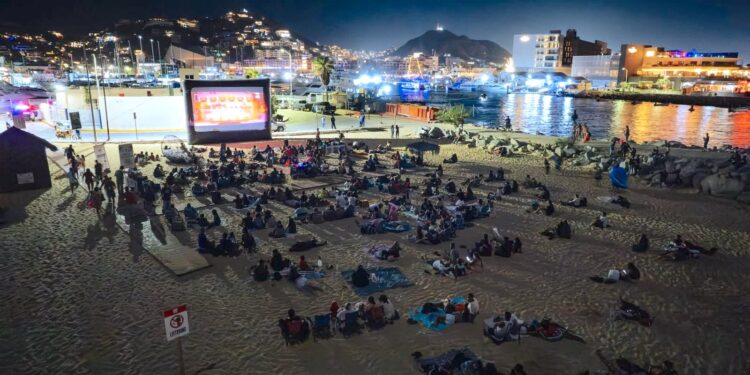 Cine Móvil reúne a familias en una noche de cine al aire libre en Playa El Corsario