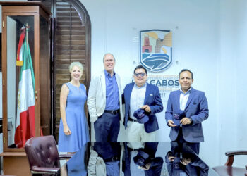 Ayuntamiento de Los Cabos y Consulado de Estados Unidos fortalecen coordinación en materia de seguridad y prevención  Los Cabos, Baja California Sur.– El XV Ayuntamiento de Los Cabos, a través del secretario general, Alberto Rentería Santana y del director general de Seguridad Pública, Policía Preventiva y Tránsito Municipal, José Antonio Galicia Mixquititla, sostuvo una reunión de trabajo con el cónsul general de Estados Unidos en Tijuana, Christopher Teal, con el propósito de fortalecer la coordinación institucional en temas relacionados con la protección de las y los ciudadanos estadounidenses que residen o visitan el municipio.