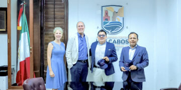 Ayuntamiento de Los Cabos y Consulado de Estados Unidos fortalecen coordinación en materia de seguridad y prevención  Los Cabos, Baja California Sur.– El XV Ayuntamiento de Los Cabos, a través del secretario general, Alberto Rentería Santana y del director general de Seguridad Pública, Policía Preventiva y Tránsito Municipal, José Antonio Galicia Mixquititla, sostuvo una reunión de trabajo con el cónsul general de Estados Unidos en Tijuana, Christopher Teal, con el propósito de fortalecer la coordinación institucional en temas relacionados con la protección de las y los ciudadanos estadounidenses que residen o visitan el municipio.