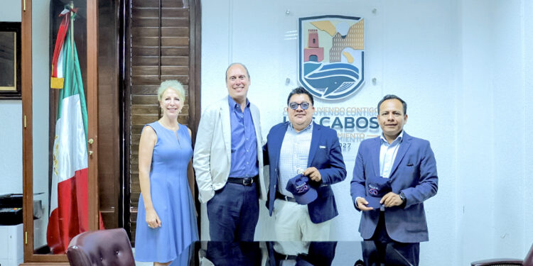 Ayuntamiento de Los Cabos y Consulado de Estados Unidos fortalecen coordinación en materia de seguridad y prevención  Los Cabos, Baja California Sur.– El XV Ayuntamiento de Los Cabos, a través del secretario general, Alberto Rentería Santana y del director general de Seguridad Pública, Policía Preventiva y Tránsito Municipal, José Antonio Galicia Mixquititla, sostuvo una reunión de trabajo con el cónsul general de Estados Unidos en Tijuana, Christopher Teal, con el propósito de fortalecer la coordinación institucional en temas relacionados con la protección de las y los ciudadanos estadounidenses que residen o visitan el municipio.