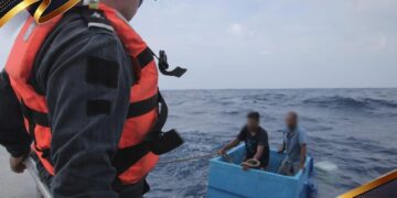 Dos Pescadores, sobreviven 5 Días, ¡Flotando en una…! Hielera¡