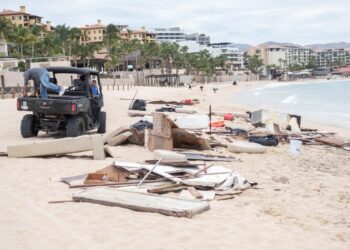 Atienden autoridades varamiento de embarcación en playa El Médano