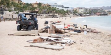 Atienden autoridades varamiento de embarcación en playa El Médano
