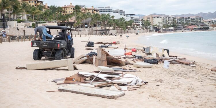 Atienden autoridades varamiento de embarcación en playa El Médano