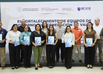 Entrega Subsecretaría de Administración 11 becas a personal del Gobierno del Estado