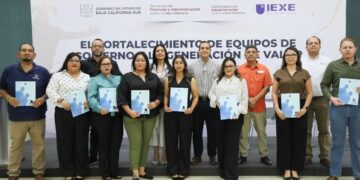 Entrega Subsecretaría de Administración 11 becas a personal del Gobierno del Estado