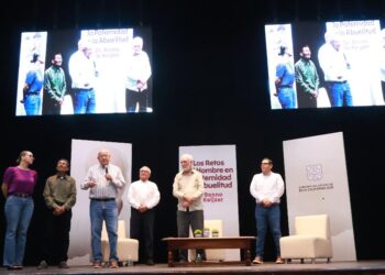 Participa Gobernador en conferencia para reflexionar sobre la paternidad y la abuelitud