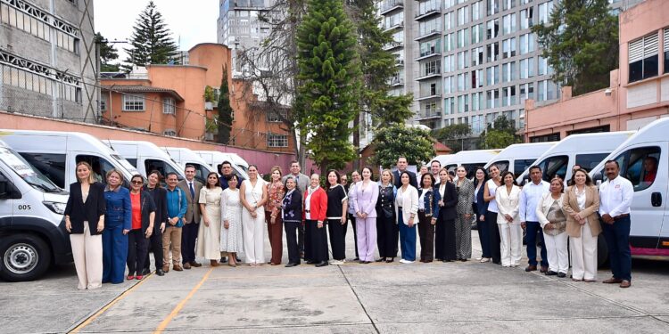 Recibe BCS dos unidades adaptadas para ampliar traslados de personas con discapacidad