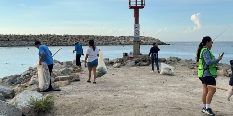 La Playa Centro Comunitario convierte la limpieza de playas en una tarea de todos los meses