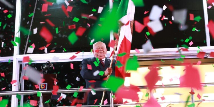 Celebra gobernador Víctor Castro con familias sudcalifornianas el Grito de Independencia