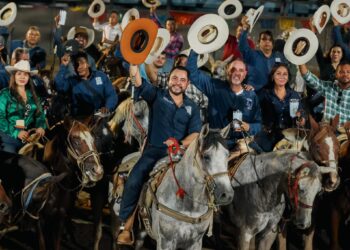 Encabeza Christian Agúndez Gómez tradicional cabalgata de las Fiestas de Cabo San Lucas 2026