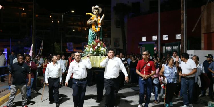 Realizan tradicional recorrido marítimo en honor a San Lucas Evangelista, patrono de Cabo San Lucas