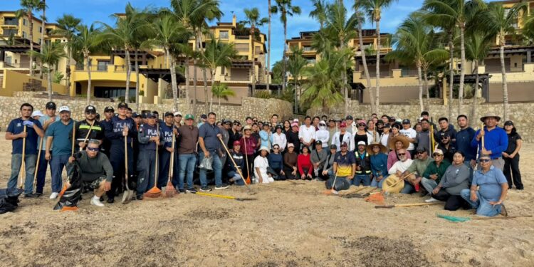 Realizan jornada de limpieza y concientización en zona costera de Cabo San Lucas tras lluvias